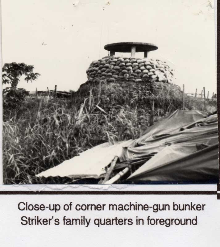Một boongke (bunker) có chứa súng máy bên trong.