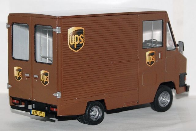 ToyotaHiAceUPSDeliveryTruck5_zps13bbeab4