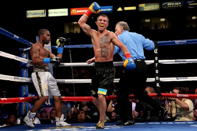 Lomachenko comemora a interrupção contra Russell depois de aplicar um verdadeiro vareio no americano