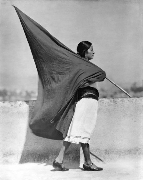 Tina%20Modotti_Woman%20with%20flag_1928_