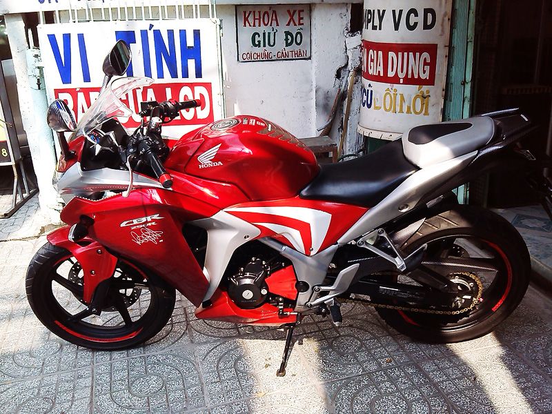 bán chiếc Moto Honda CBR 250R 2011, màu đỏ bạc, nhập khẩu HQCN, 12x tr