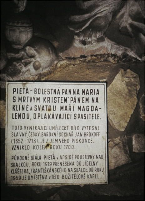 popis do Lazova prenesene skalecke Piety (stav v lete roku 1987)
